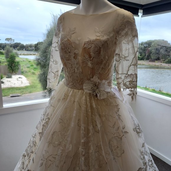 NEW! Lazaro style 3758 Wedding Gown, size 6 to 8 - Picture 10 of 11